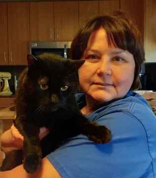 Meet Sandra, a Dedicated Cat Rescue Volunteer Who Doesn't Let Arthritis Pain Slow Her Down